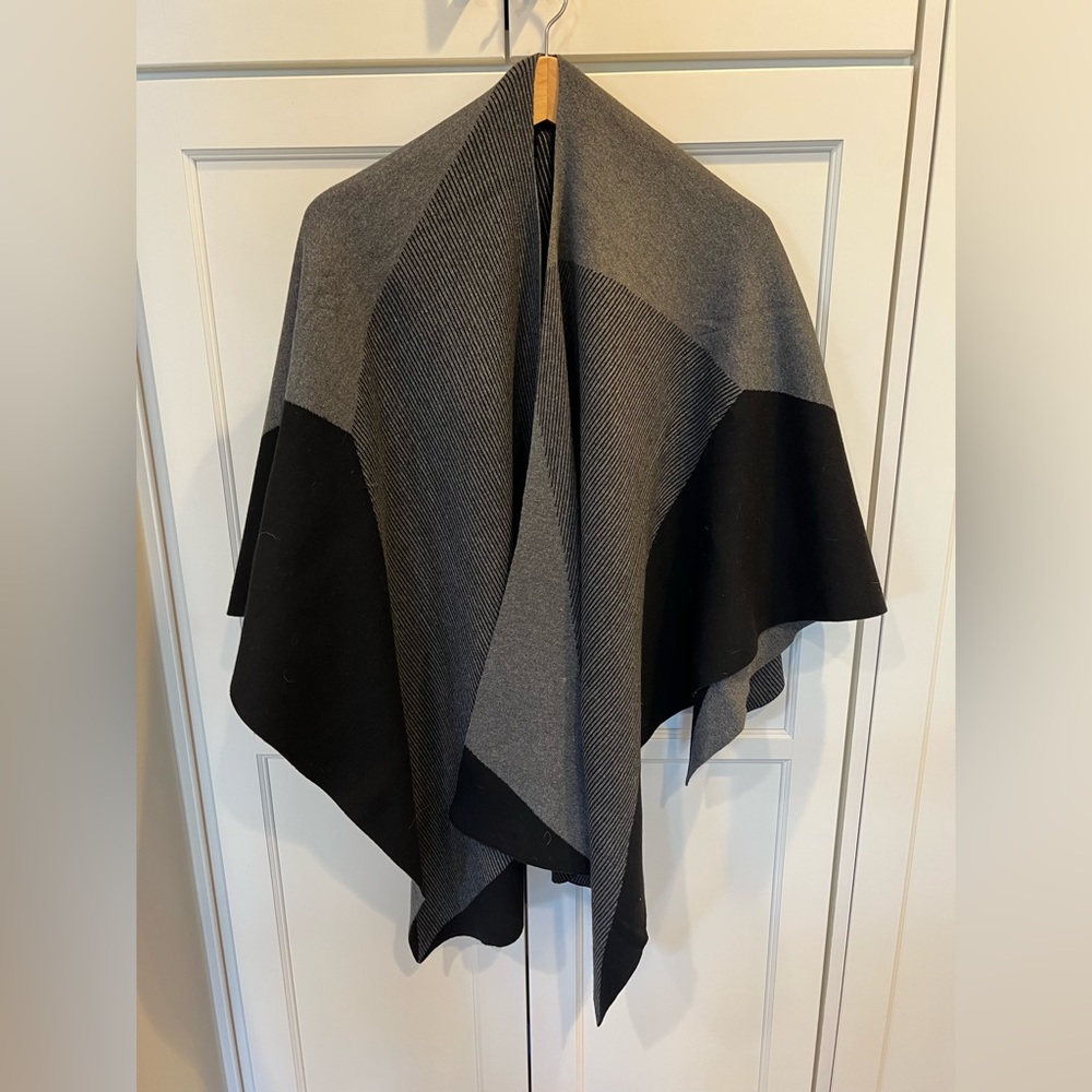 J McLaughlin Geometric Wrap. One size.